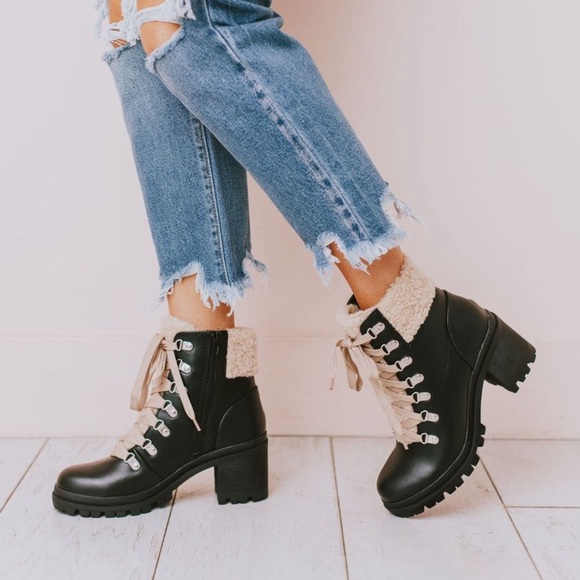 Black Sherpa lace up chunky lug sole shearling boot - Picture 6 of 9